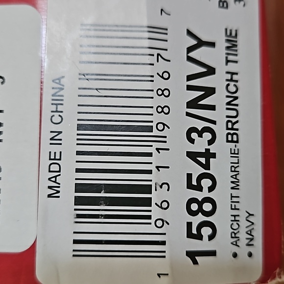 SKETCHERS GO WALK LOAFERS. Size 9 brand new, never worn, still in box. - Picture 7 of 7